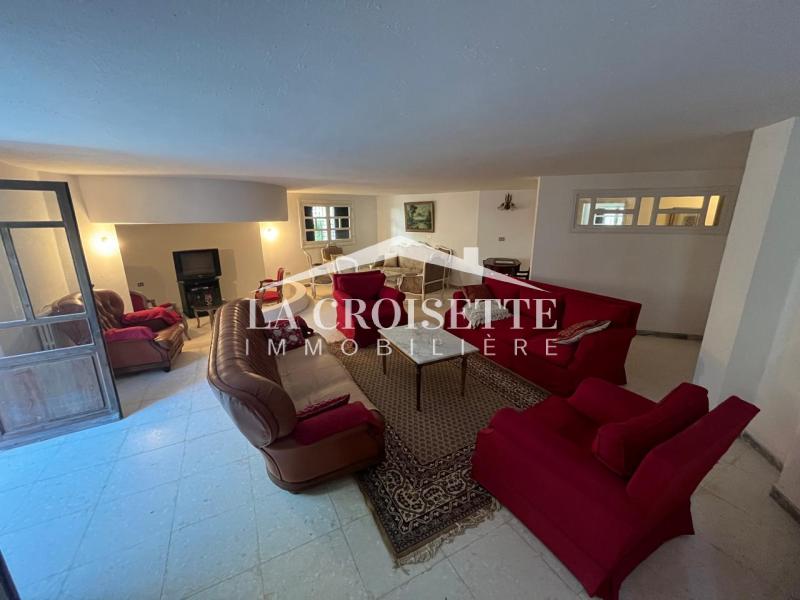Rez-de-chaussée de villa meublé S+3 avec piscine à Gammarth  